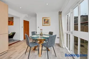 10 St Edmundsbury Mews - Image 3