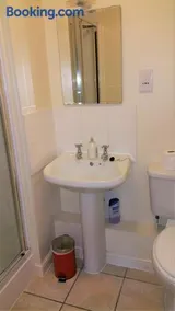 Oxford Central 2 Bed 2 Bath Modern Apt Free Parking Walk to Train , Bus and University - Image 5