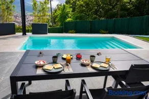 Villa con piscina climatizada y gym en Bilbao - Image 1