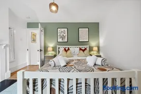 2-Bedroom Stylish & Gorgeous, Cosy Westgate Cottage Retreat, Central Winchester, Free On-Street Parking Permit, with Garden, Close to Cathedral - Sleeps 6, Pets are Welcome - by Blue Puffin Stays - Image 1