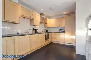 4Bed House Redhill Train Station - Image 5