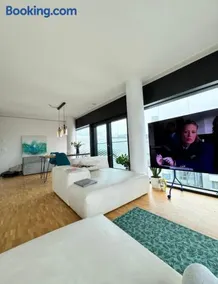 Room with an amazing city view - Image 3