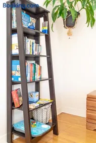 Room in cozy house close to Lawrence Ave, WiFi, parking - Image 3