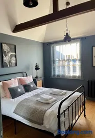 Fabulous apartment seconds from beach by Whitstable-Holidays, Pudding Pan - Image 2