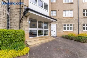 Modern 1BR flat - free parking + lift - Image 4