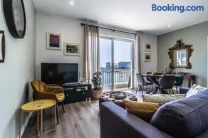 Bright Cozy Seafront Apartment in St Julians Paceville - Image 1