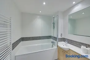 Elegant Apartment @ The Vizion • City Centre • Balcony • Parking • Super-Fast WiFi • Yoko Property - Image 5