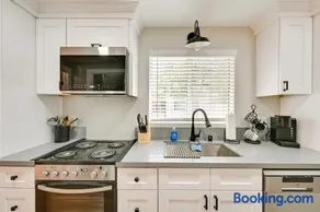 Entire 2 bedroom Pet Friendly Guest Cottage - Image 2