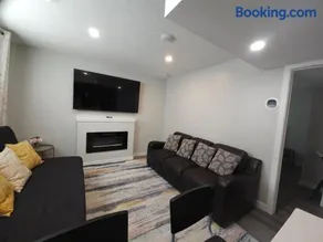 Cozy 2 Bedroom Suite, Queen Beds, Near the Airport - Image 2