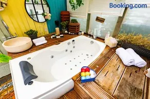 Spa Retreat w Jacuzzi & Sauna Near Central Line - Image 5
