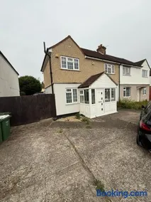 Spacious 3 bed house garden & parking sleeps 5 - Image 1