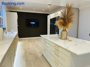 Red Roofs - 5BR Luxury - Large Gardens - EV Point - Near Edinburgh - Image 3