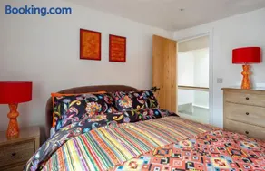 Stylish 2-bed 16th-century apartment in Petersfield town centre, - Image 5