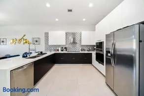 Modern RocknHome Near Hard Rock and FLL Airport - Image 3