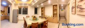 Lingyunju Sky Villa Top Floor 3 King Bed Suite for 6 Guests - Image 1