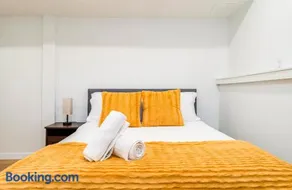 Modern 2 Bedroom Guest Suite Near Downtown With Fast Wifi And Free Parking - Image 4