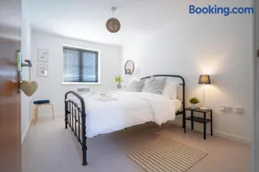 Stylish Apartment with Private Parking - Image 1
