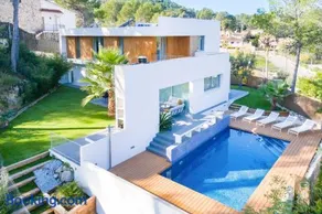 Stunning Villa Angeles with Private Pool and AC close to Sitges - Image 2