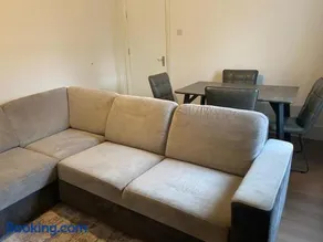 Modern 4BR Home Ideal for Groups Free Parking - Image 5