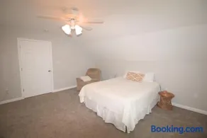 Mountain Getaway with Lake View - Image 2