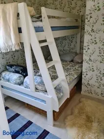 Förtjusande gästhus med parkering - Image 4