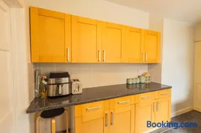 Cozy Home Close to Queens Hospital with High Speed WiFi and Tumble Dryer - Image 4