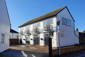 Stratton Cottage Guesthouse - Image 1