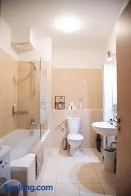 Modern apartment with garage parking - Image 2