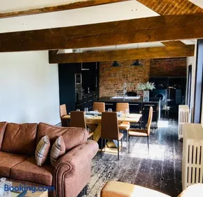 SPACIOUS LOFT APARTMENT with FAR REACHING VIEWS of the COUNTRYSIDE - Image 4