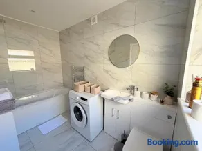 The Cosy Nest Modern - 3BR House - Sleeps 7 - Near City Centre - STARLINK Wi-fi - Image 4