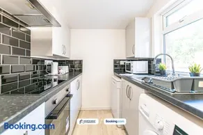Modern 3BR House in Ince Ideal for Contractors & Long Stays - Image 5