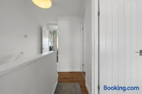 Cozy 3-Bed House Basildon - Image 3