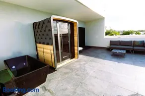 Lakefront Lux-3 Levels-Sauna, Cold Plunge & Pool - Image 3