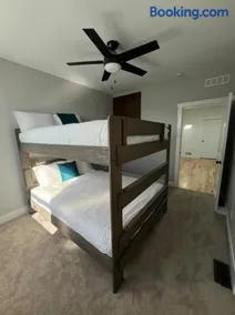 The Skylight Retreat - Private 3BR Home in Saint Paul - Image 3
