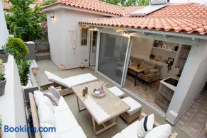 The courtyard - Image 2
