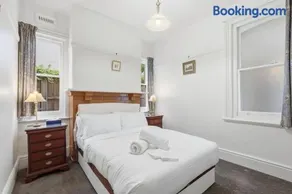 Charming Sandy Bay Cottage - Image 3