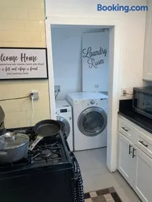 Cozy Spacious, free parking, near it all - Image 4
