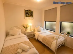 City Explorer Base 3BR&2 Floors&Walk to Mall & Airport Transit - Image 5