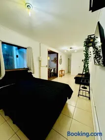 Quarto privativo no centro de Embu das Artes - Image 1