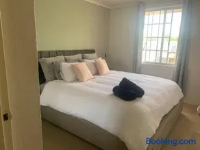 Plush 2 bedroom apartment Kingston - Image 2