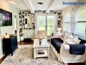 Cozy sanctuary minutes from the bay and beaches - Image 5
