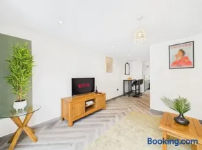 Elegant 3-Bed Near Station, Pantiles & Calverley - Image 4