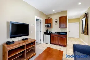 Cozy & Clean Second-Story Suite w/ Kitchenette & Free WiFi - Walk to the Harbor - Image 3