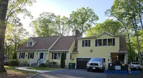 Adorable 1 bedroom with off-street parking - Image 2