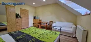 Pokoj pro 2 s vlastní koupelnou a minikuchyňkou - Image 2