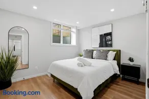 New Modern 1Br Condo Near Airport - Image 3