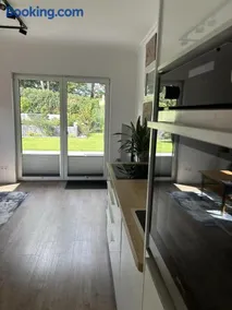 Moderne 1-Zimmer-Gästewohnung im Neubau mit schönem Garten - Image 1