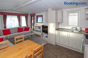 Bayview Retreat - 3 bedrooms with decking sleeps 6 - Image 3