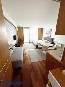 BL Yachtclub Lakeview Apartment - Image 2