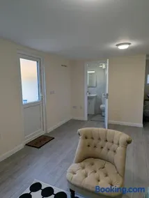Calm private outhouse, fast London access - Image 3